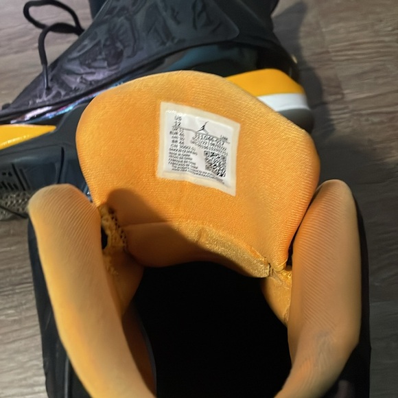 I have a great looking pair of dub zero Jordans size 12 black and yellow - Picture 5 of 5